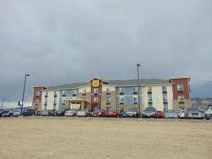 um grande hotel com carros estacionados num parque de estacionamento em My Place Hotel-Rock Springs, WY em Rock Springs