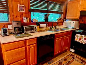 Η κουζίνα ή μικρή κουζίνα στο Buckberry Creek Chalet