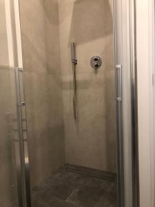 y baño con ducha y puerta de cristal. en Leonardo luxury apartment, en Florencia