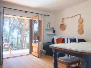 um quarto com uma cama e uma porta de vidro deslizante em Apartamento con VISTAS AL MAR y jardín a 150 metros de la playa em Sant Antoni de Calonge