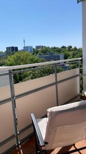 uma varanda com uma mesa e uma cadeira. em Apartment mit schönem Ausblick em Lüdenscheid