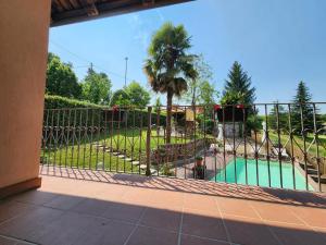 ein Balkon mit Zaun und Swimmingpool in der Unterkunft Villa Elda in Barbaresco