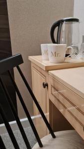 a black chair sitting next to a counter with a blender at A&F studija in Budraičiai