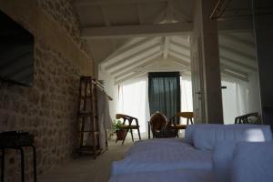 Schlafzimmer mit einem Bett, einem Fenster und einer Leiter in der Unterkunft Hotel Restoran Humsko in Trebinje