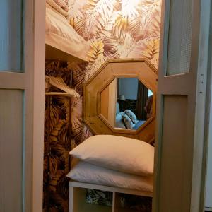 Habitación con espejo y litera en Suite Eleven, en Castiglioncello