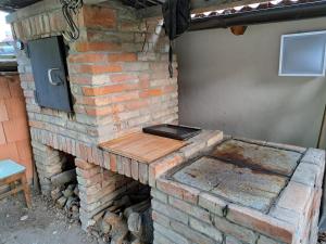 un horno de ladrillo al aire libre en una pared de ladrillo en Vila Hedvika en Nové Hrady