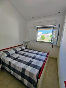 - une chambre avec 2 lits dans une chambre avec une fenêtre dans l'établissement Hedera House, à Santa Croce Camerina