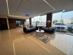 uma sala de estar com sofás e uma mesa em Kada Suites em Riyadh
