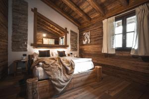 A bed or beds in a room at Ledro Mountain Chalet