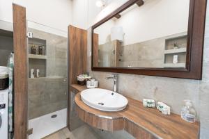 un bagno con lavandino e specchio di Luxury Apartment Diva a Zara (Zadar) Altre 15 foto