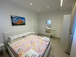 una camera da letto con un letto e un dipinto sul muro di B&B San Luca a Bologna