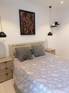 Una cama o camas en una habitación de Embassy Gardens