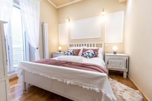 una camera da letto con un letto grande con due finestre di Luxury Apartment Diva a Zara (Zadar)
