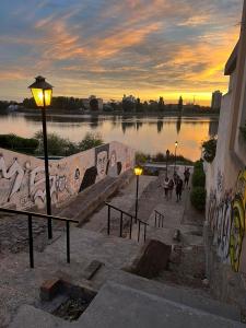 vista su un fiume con un muro con graffiti di Duplex Boulevard a Viedma
