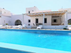 Φωτογραφία από το άλμπουμ του Quiet 2-bedroom sea view villa with shared pool σε Mármara