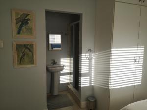 La salle de bains est pourvue d'un lavabo, de toilettes et d'un miroir. dans l'établissement River Bliss, à East London