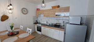 Cucina o angolo cottura di Apartament Kraju centrum z fotelem masującym
