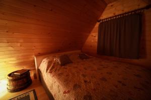 a bedroom with a bed in a log cabin at Planinska kuća Bubi - Tara, Zaovine. in Jezdići