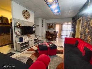 Μια τηλεόραση ή/και κέντρο ψυχαγωγίας στο AQZ Apartments