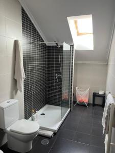 łazienka z prysznicem, toaletą i umywalką w obiekcie Maravilloso Ático-duplex w mieście Vigo