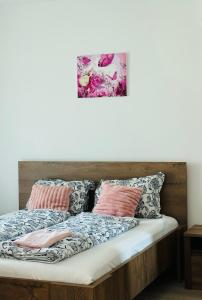 En eller flere senge i et værelse på Medencés Panorámás BalAtom apartman