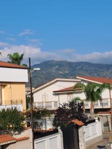 a group of houses with a mountain in the background at La Rosa dei Venti in Reggio Calabria