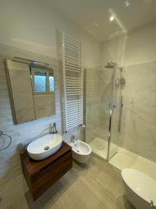 un bagno con lavandino, doccia e WC di B&B San Luca a Bologna Altre 17 foto