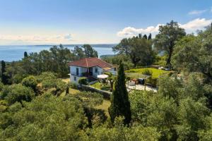 een luchtzicht op een huis op een heuvel met bomen bij Traditional Seaview Home Candili in Corfu-stad