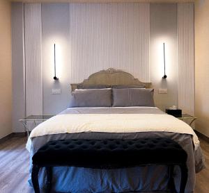 sypialnia z dużym łóżkiem i dwiema lampami w obiekcie GOYA Loft de Categoría Nuevo w Madrycie