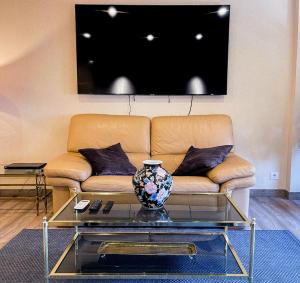 a living room with a couch and a glass table at GOYA Loft de Categoría Nuevo in Madrid