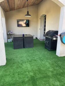 Μια τηλεόραση ή/και κέντρο ψυχαγωγίας στο Villa dans le Gard située entre Nîmes, Alès et Uzès avec piscine et spa jacuzzi