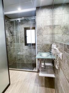 マドリードにあるGOYA Loft de Categoría Nuevoのバスルーム(ガラス張りのシャワー、シンク付)