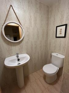 y baño con lavabo, aseo y espejo. en Sallent de Gállego - Formigal - Pirineos Sur, en Sallent de Gállego