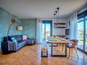 een woonkamer met een bank en een tafel bij Villa Origo Mare 1236 in Majanicho in Lajares