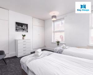Een bed of bedden in een kamer bij Four Bedroom Large Contractor House By Keysleeps Short Lets Derby