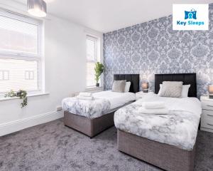 Een bed of bedden in een kamer bij Four Bedroom Large Contractor House By Keysleeps Short Lets Derby