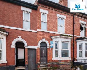 a red brick building with a black door at Four Bedroom Large Contractor House By Keysleeps Short Lets Derby in Derby