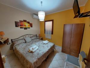 ランペドゥーザにあるCasa Vacanze Cala Pisanaのベッドルーム1室(ベッド1台、ドレッサー付)