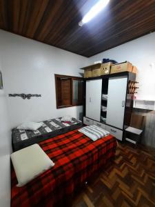 um quarto com uma cama num quarto em RESIDENCIA CASELANI em Caxias do Sul