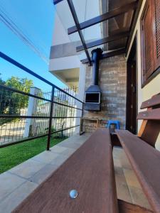 a wooden bench on the balcony of a building at RESIDENCIA CASELANI in Caxias do Sul