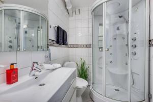y baño con ducha, lavabo y aseo. en Beautiful apartment in the middle of Lillehammer., en Lillehammer
