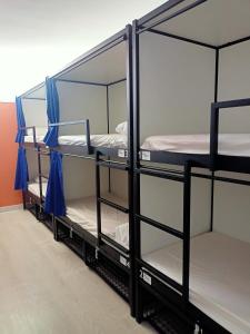 Palma Port Hostel - Albergue Juvenil في بالما دي ميورقة: سريرين بطابقين في غرفة النوم