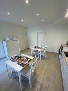 una stanza con due tavoli e sedie di B&B San Luca a Bologna