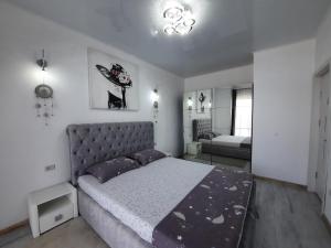 Un pat sau paturi într-o cameră la Mamaia Apartament Bucurie si Liniste