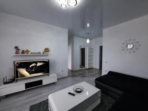 Un televizor și/sau centru de divertisment la Mamaia Apartament Bucurie si Liniste