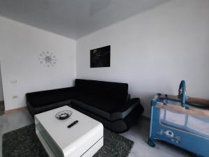 Un pat sau paturi într-o cameră la Mamaia Apartament Bucurie si Liniste