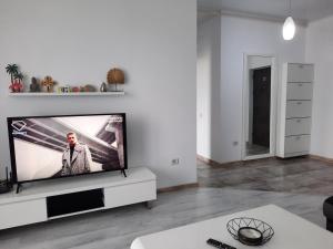 Un televizor și/sau centru de divertisment la Mamaia Apartament Bucurie si Liniste