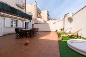 un patio con una mesa y una pelota en el césped en Apartamento con gran patio y excelente ubicación!, en Mataró