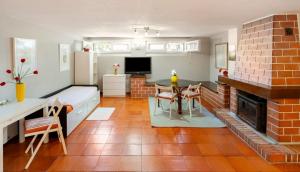 Suites Foz O Porto في بورتو: غرفة معيشة مع موقد وغرفة طعام