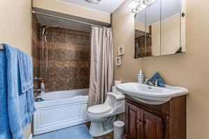 La salle de bains est pourvue d'un lavabo, de toilettes et d'une douche. dans l'établissement Water View, Best Area, 2 Bedrooms, WD, Jacuzzi Bath, New Carpet, Balcony, View, 825sf, à Tacoma